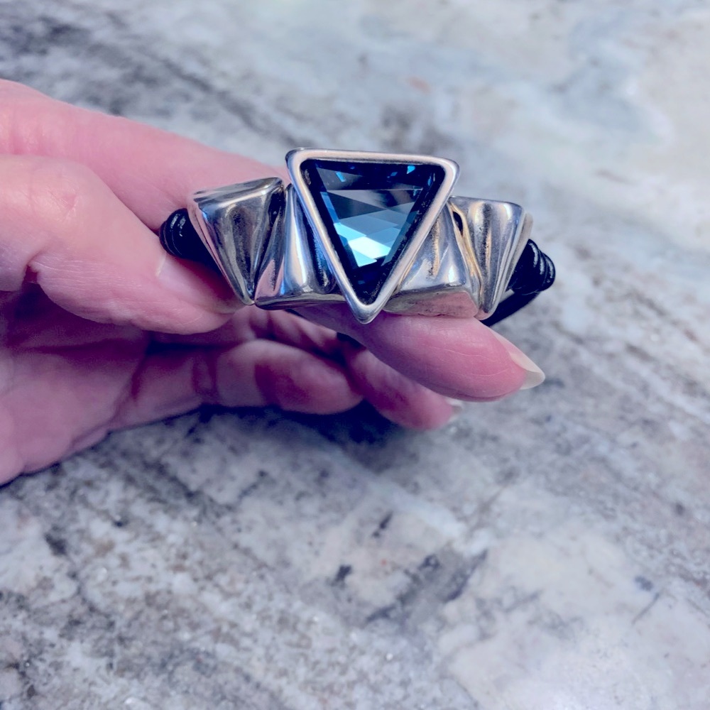 UNO DE 50 Blue Swarovski triangle stone and silver bracelet. Beautiful